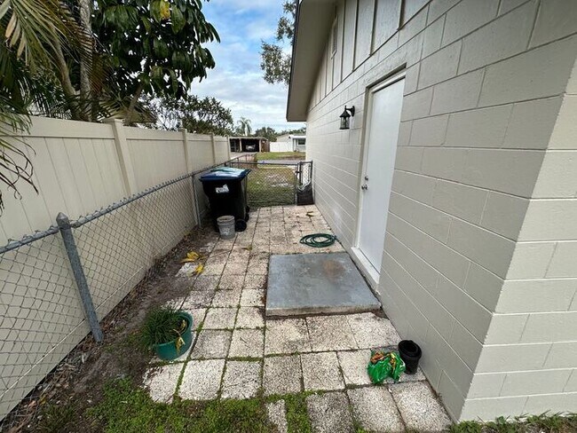 Building Photo - 3 bed 2 bath home available