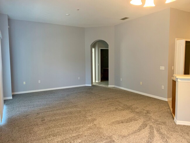 Building Photo - Spacious 2 Bedroom, 2 Bathroom Condo in Ha...