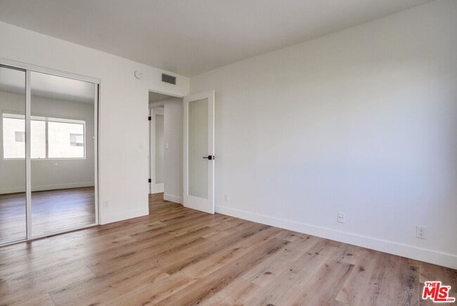 Building Photo - 435 N Oakhurst Dr