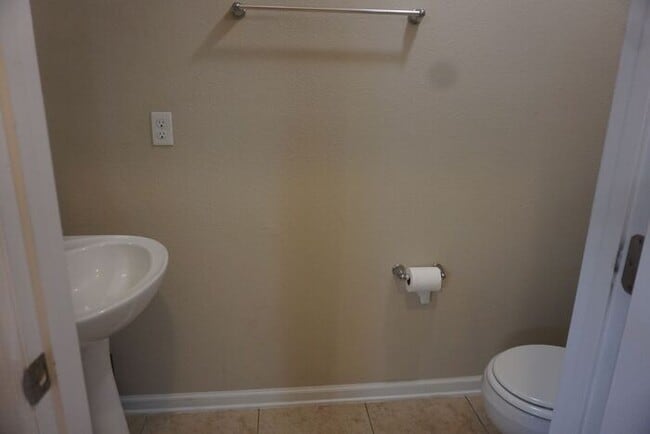 Building Photo - 3 Bedroom 2.5 Bathroom Townhome Near Mill ...