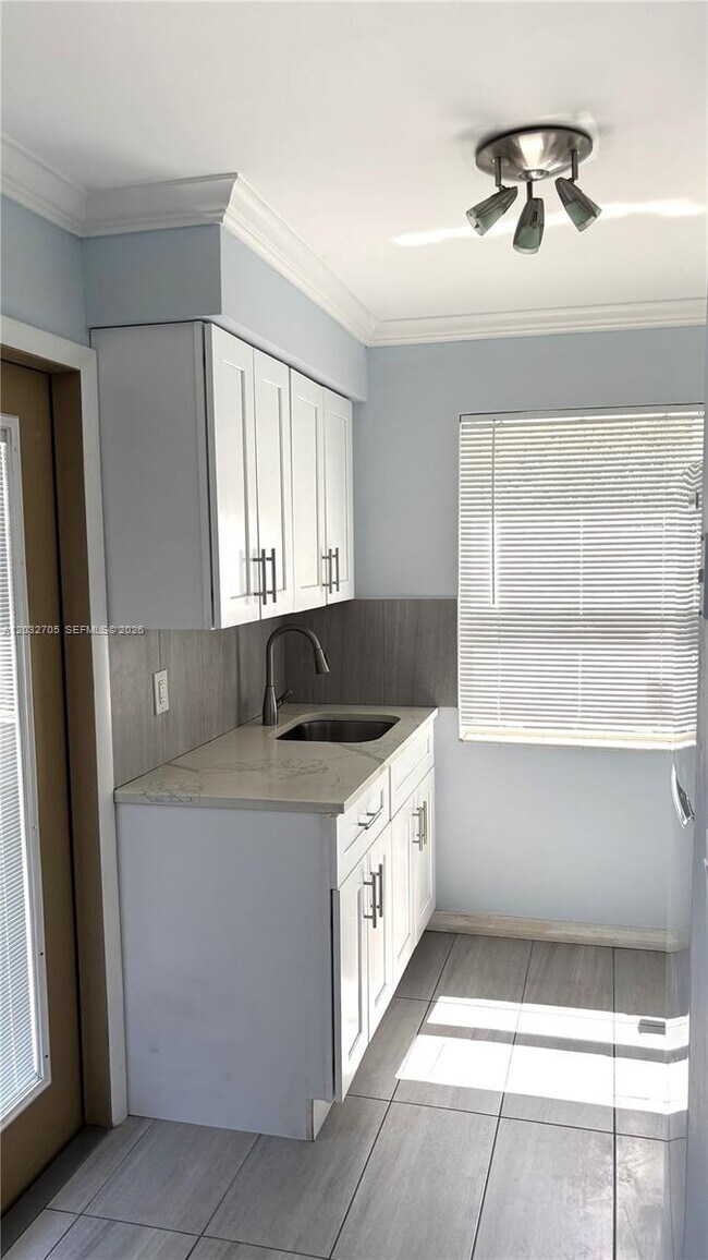 Building Photo - 601 S 19th Ave