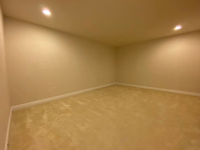Building Photo - Exquisite 6-Bedroom Estate with Private Po...