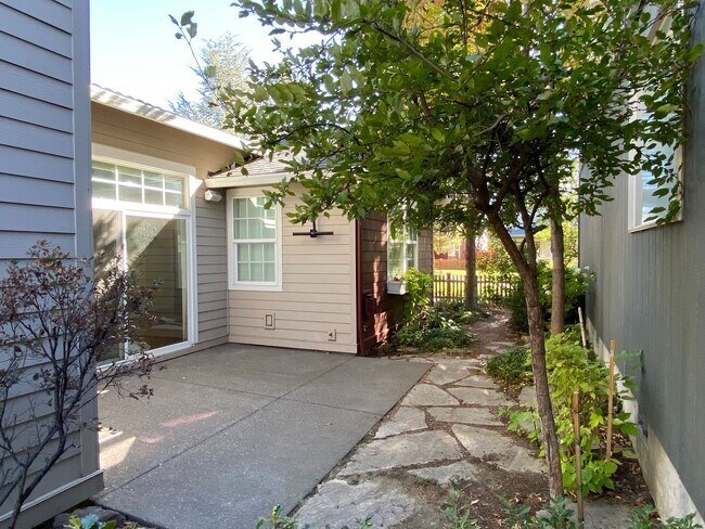Building Photo - 3BR - 2.5 BA Charming Greenway Home in Lar...