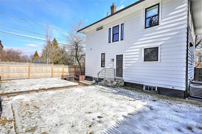 Building Photo - 310 Elmgrove Ave