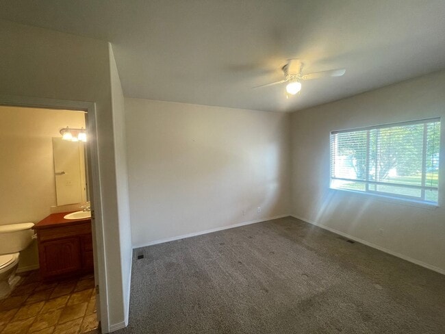 Building Photo - Sunshine Meadow 3 Bed/2 Bath Rancher