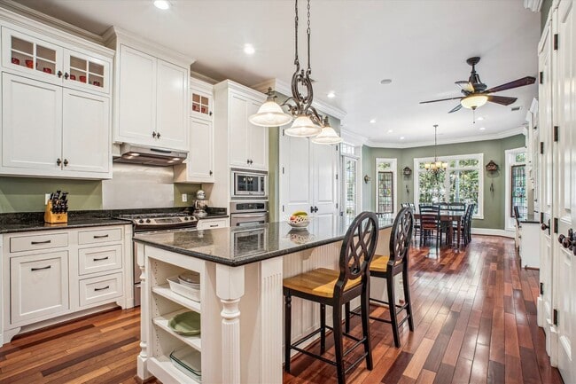 Building Photo - Stunning and Spacious Single Family Home S...