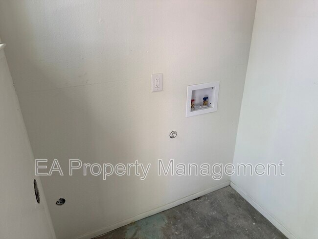 Building Photo - 2516 Chelwood Park Blvd NE