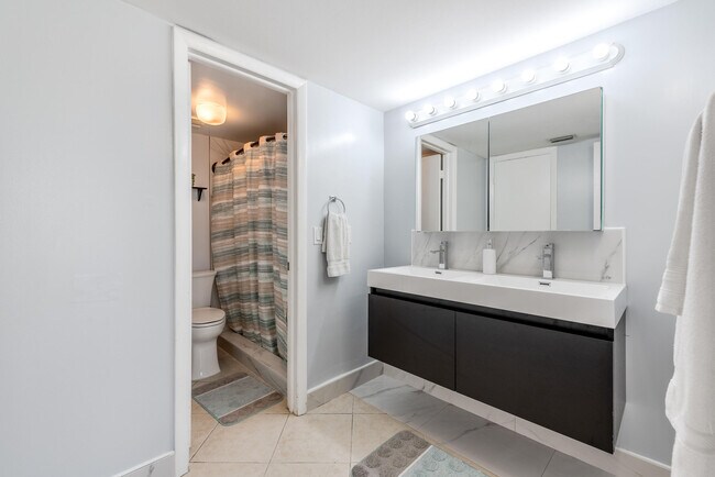 Building Photo - 2828 Tennis Club Dr