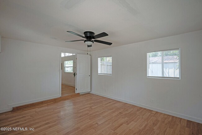 Building Photo - 2565 Burlingame Dr W
