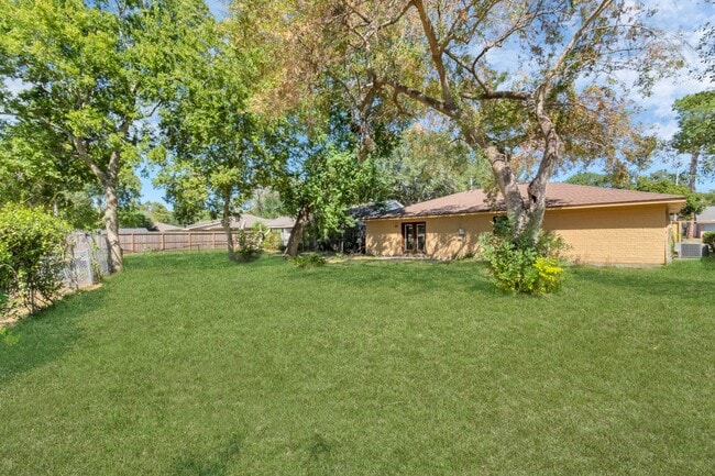 Building Photo - 13627 Greenridge Dr