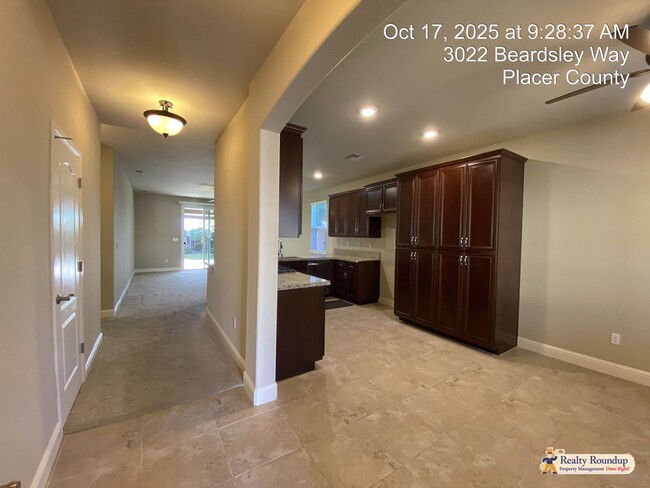 Building Photo - Pristinely Maintained Roseville Home with ...