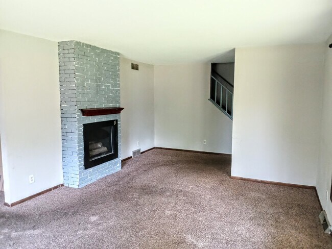 Building Photo - 3 Bedroom 2 Bath in Burnsville