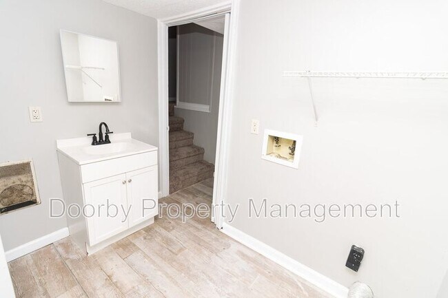 Building Photo - 6619 Fairview Rd