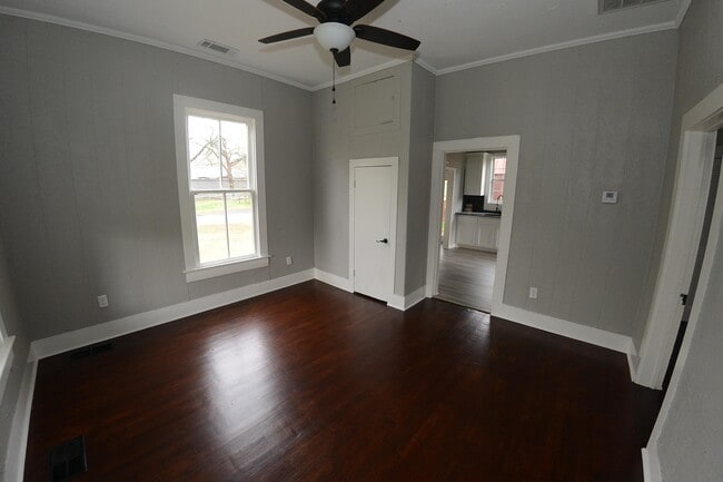 Building Photo - 412 W Day St