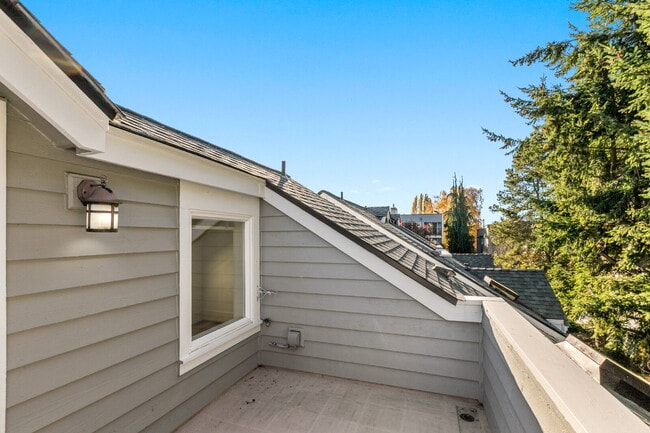 Building Photo - Stunning Capitol Hill Townhome in Prime Seattle Location – 3BR / 3BA Available June 7