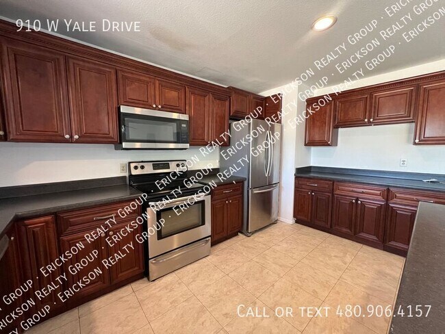 Building Photo - 910 W Yale Dr