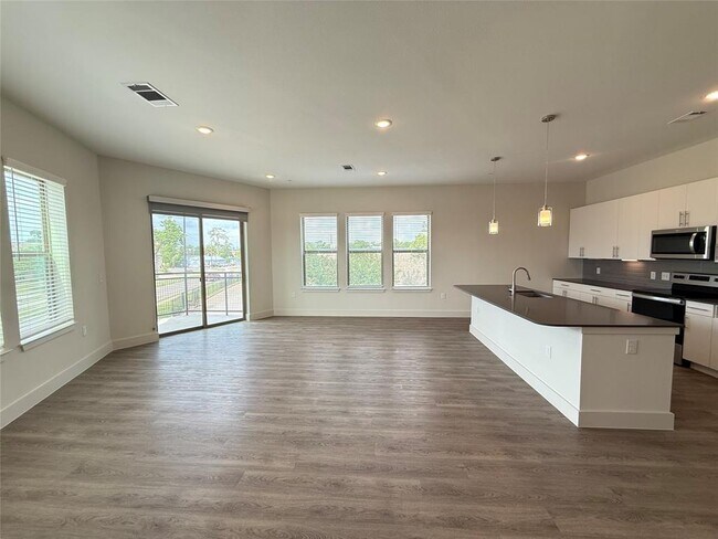 Building Photo - 641 W Crosstimbers St