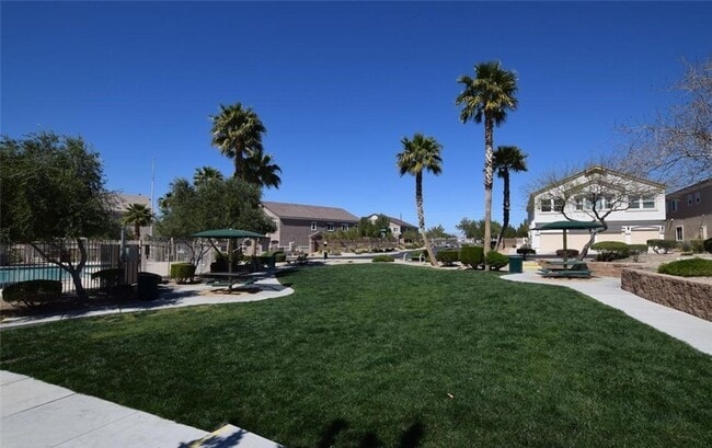 Building Photo - Cute 2 bed 2 bath townhouse with 1 car garage and washer and dryer in unit