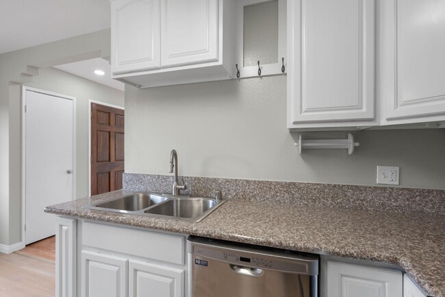 Building Photo - 850 Tamayo Dr
