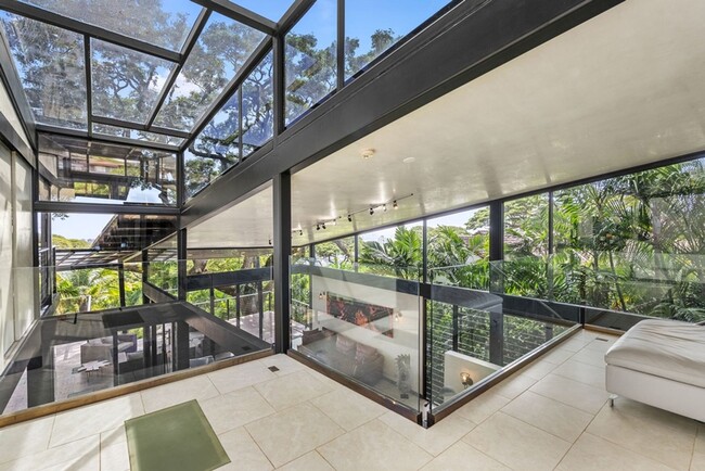 Building Photo - Tantalus Glass House: Modern Luxury with S...