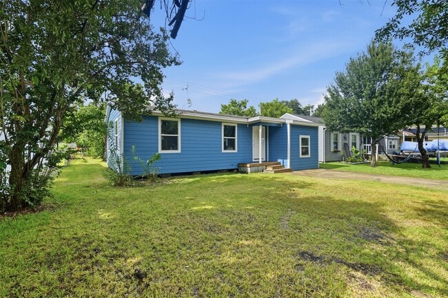 Building Photo - 225 19th Ave N