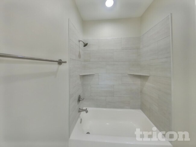 Building Photo - 1242 Hillwood Private Cove