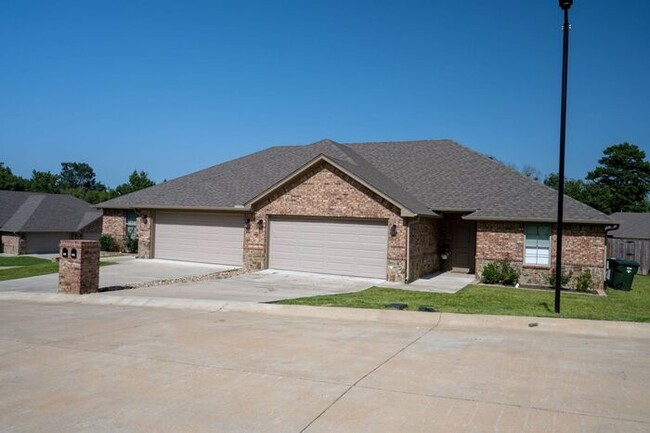Primary Photo - Beautiful 3 Bedroom 2 Bathroom Townhouse i...