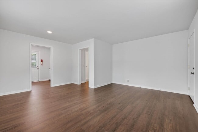 Building Photo - 2 Bedroom Home For Rent Near APSU!
