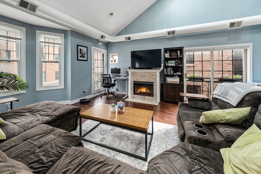 Building Photo - 811 W Superior St