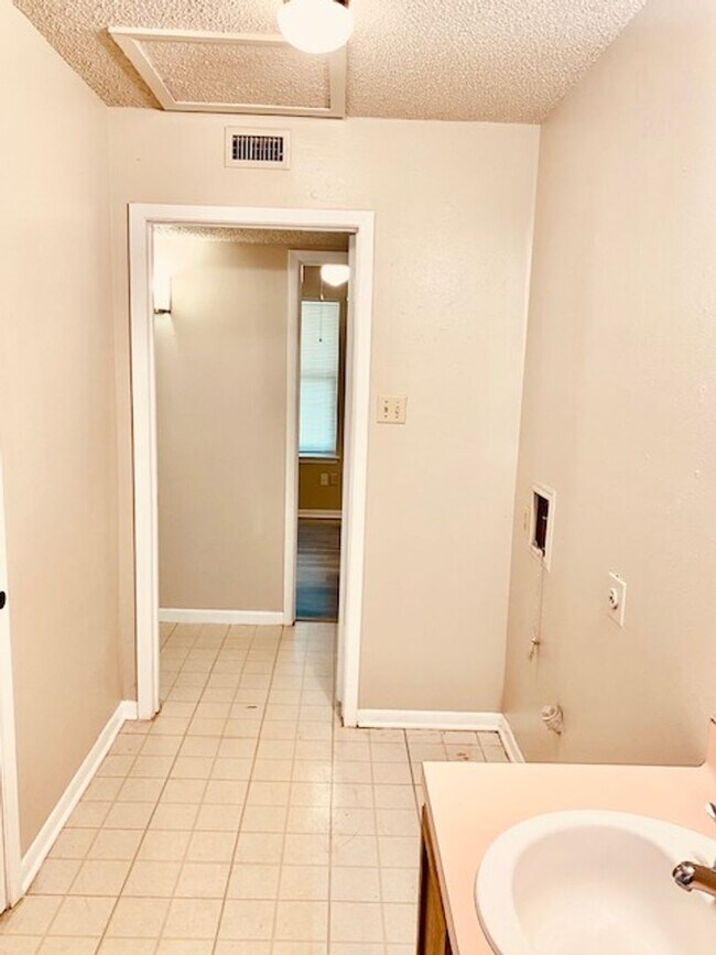 Building Photo - BEAUTIFUL COUNTRY 2 BEDROOM LEASE HOME IN ...