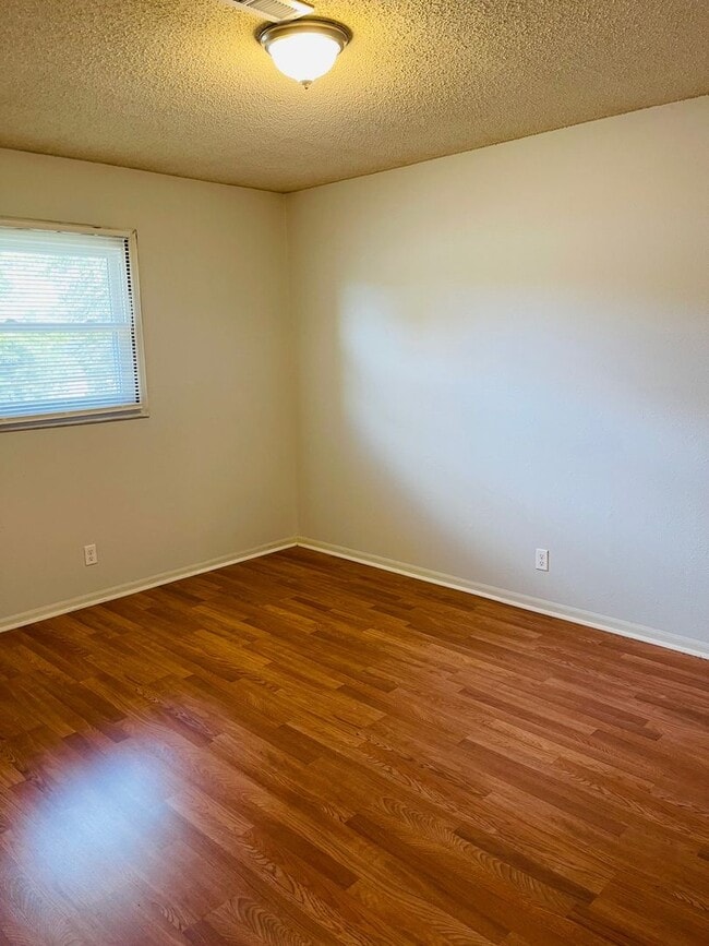 Building Photo - Great Size, Affordable Apartment!