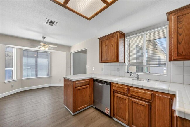 Building Photo - Nicely Remodeled North Fresno 3/2