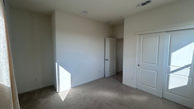 Building Photo - 577 Bedfordshire Dr