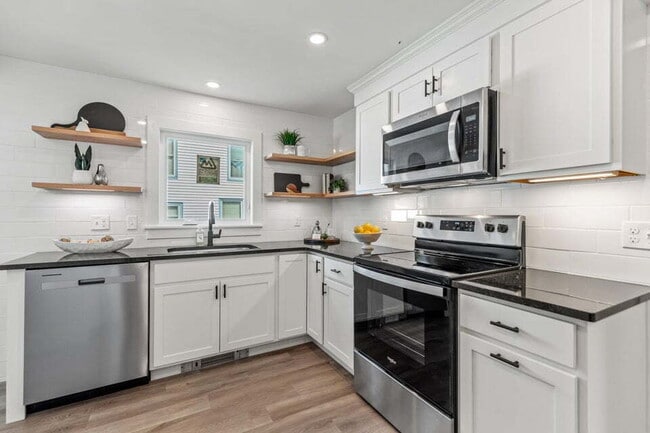 Building Photo - Move-In Ready! Updated Biddeford 3BR/2BA H...