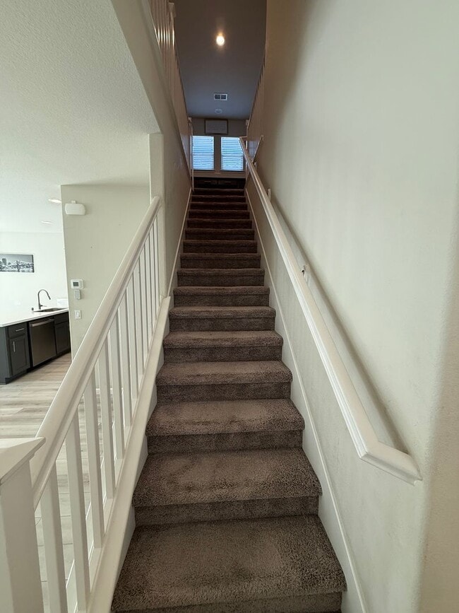 Building Photo - Two story home located in Sylvan School District!