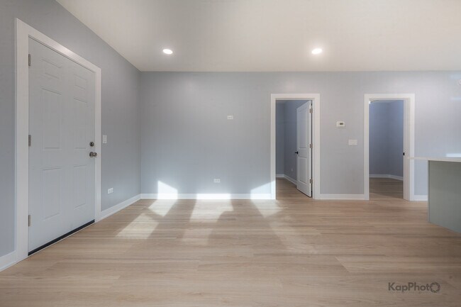 Building Photo - 2821 S Emerald Ave