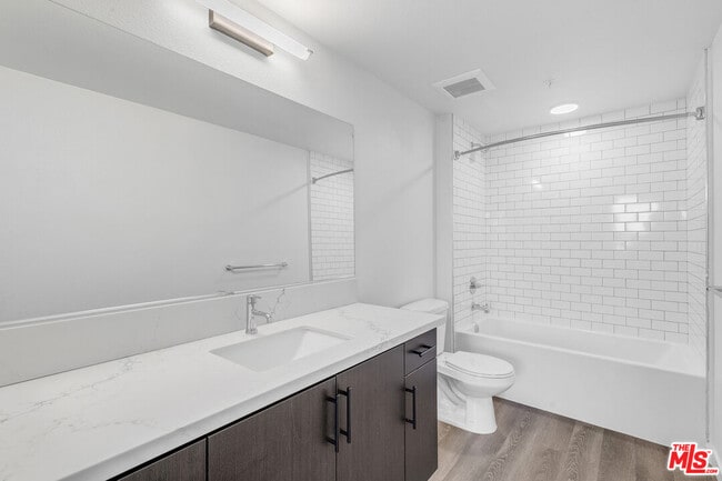 Building Photo - 10824 Blix St