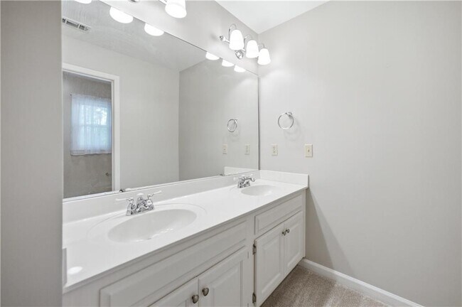 Building Photo - 5525 Hampstead Way