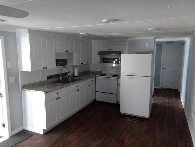 Building Photo - Charming Rental in High Point 55+ Golf Com...