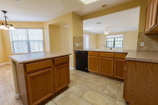 Building Photo - 211 Rim Rock Dr