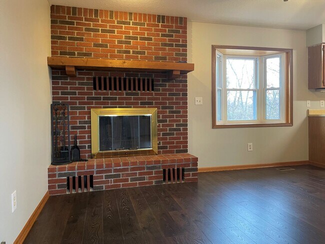 Building Photo - 700 S Waggoner Rd