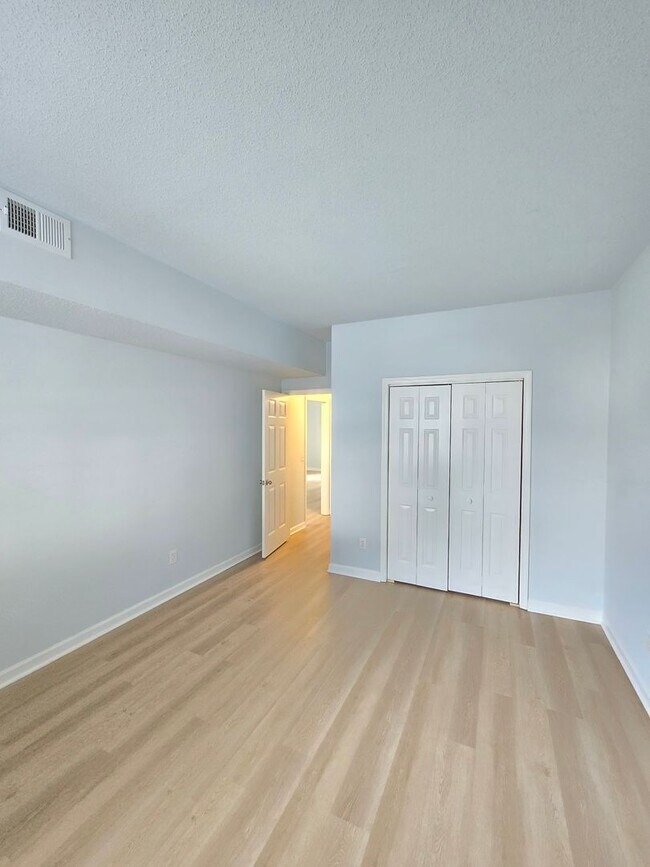 Building Photo - HAMPTON PLACE - First Floor condo near Pin...