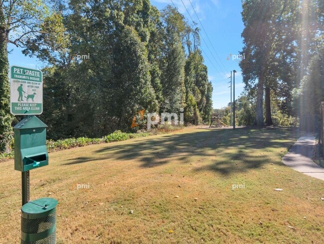 Building Photo - 3083 Colonial Way