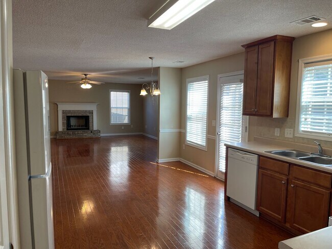 Building Photo - Four oversized bedrooms, Grayson High School