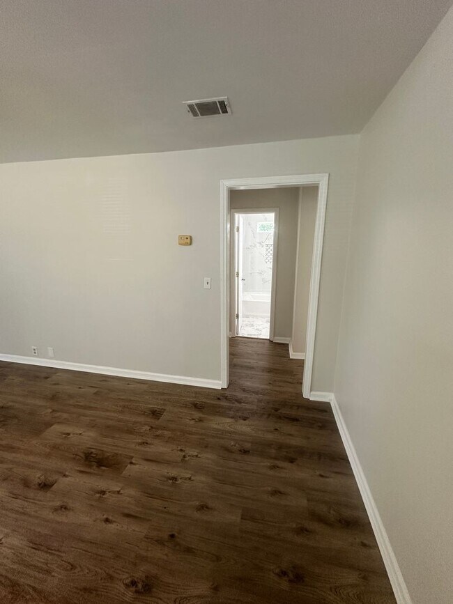 Building Photo - Charming home Close to VSU