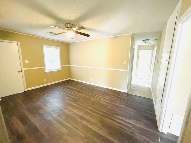 Building Photo - ** 3 bed 1.5 bath located across from Fraz...