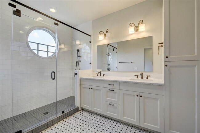 Building Photo - 206 E Live Oak St