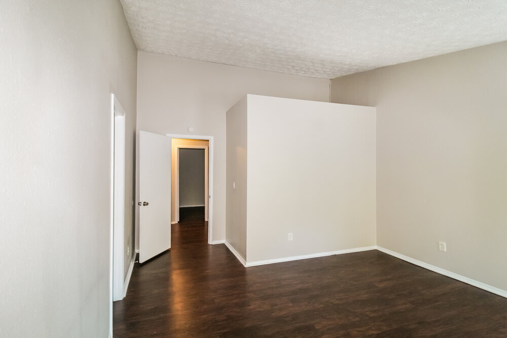 Building Photo - 1985 Glenwood Downs Dr