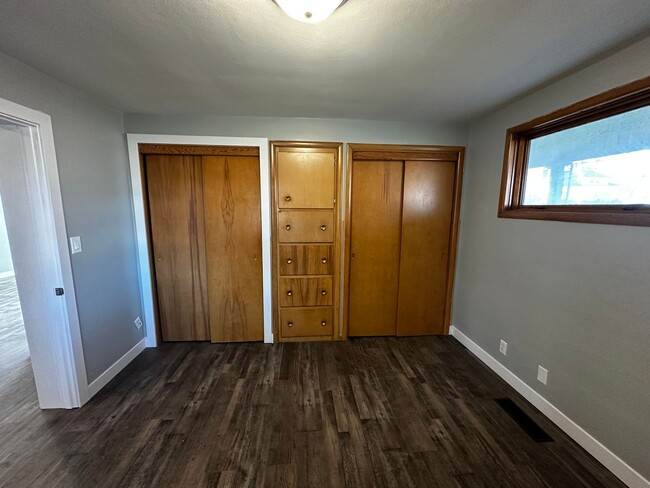 Building Photo - 1946 St Lawrence Ave