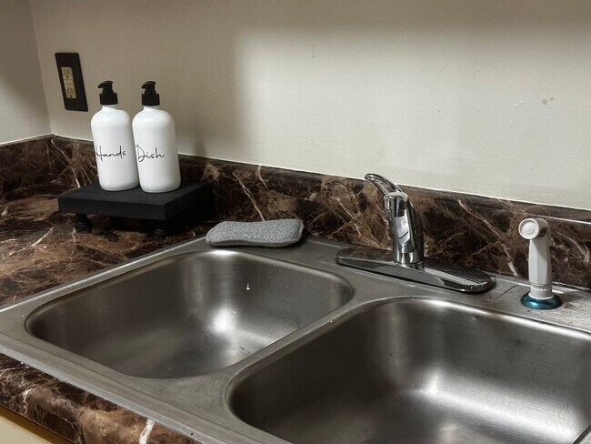 Building Photo - 100 Robbins Ave